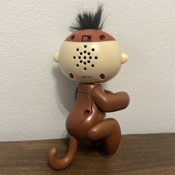 Fingerlings Baby Sloth - Kingsley (Brown) -  Interactive Baby Pet - by WowWee - Picture 2 of 2